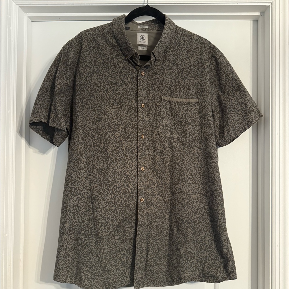 Army green and black, men’s Volcom XL button down shirt